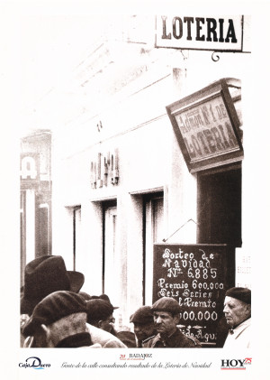 12. Gente en la calle consultando resultado de la lotería de Navidad.jpg