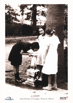 3. Niñas bebiendo en la antigua fuente de mármol.jpg