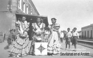 037.EVG-FOT-D_1-00078 Sevillanas en el andén.jpg