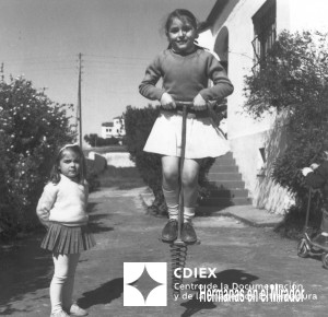 037.EVG-FOT-D_1-00136 Hermanas en el Mirador.jpg