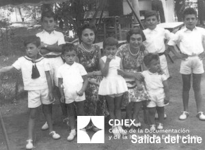 037.EVG-FOT-D_1-00081 Los González Manzanares y los Torresmoya van al cine.jpg