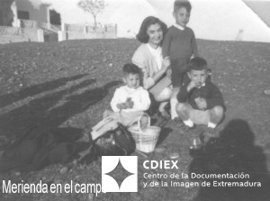 037.EVG-FOT-D_1-00205 Merienda en el campo.jpg